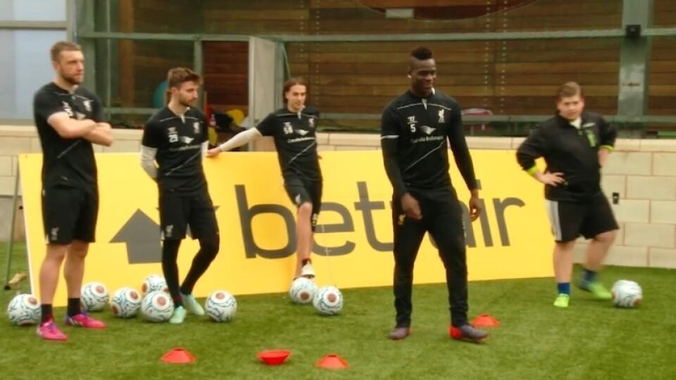 Bas (vpravo) zahanbil niekoľkých hráčov slávneho FC Liverpool.