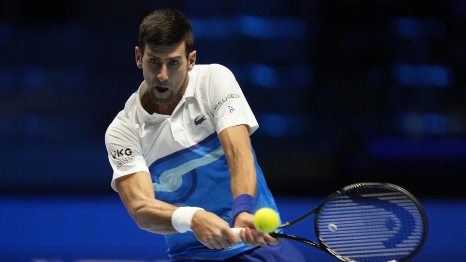 KK10 Turín - Srbský tenista Novak Djokovič odvracia loptičku Nórovi Casperovi Ruudovi v zápase zelenej skupiny na turnaji majstrov v Turíne 15. novembra 2021. FOTO TASR/AP   

Serbia's Novak Djokovic returns the ball to Norways' Casper Ruud during their ATP World Tour Finals singles tennis match, at the Pala Alpitour in Turin, Monday, Nov. 15, 2021. (AP Photo/Luca Bruno)