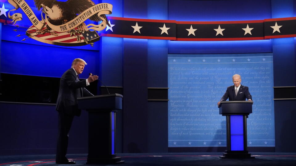 KK3 Cleveland - Americký prezident Donald Trump (vľavo) a demokratický prezidentský kandidát, bývalý viceprezident Joe Biden počas prvej prezidentskej debaty 29. septembra 2020 v Clevelande. FOTO TASR/AP
President Donald Trump and Democratic presidential candidate former Vice President Joe Biden during the first presidential debate Tuesday, Sept. 29, 2020, at Case Western University and Cleveland Clinic, in Cleveland, Ohio. (AP Photo/Julio Cortez)