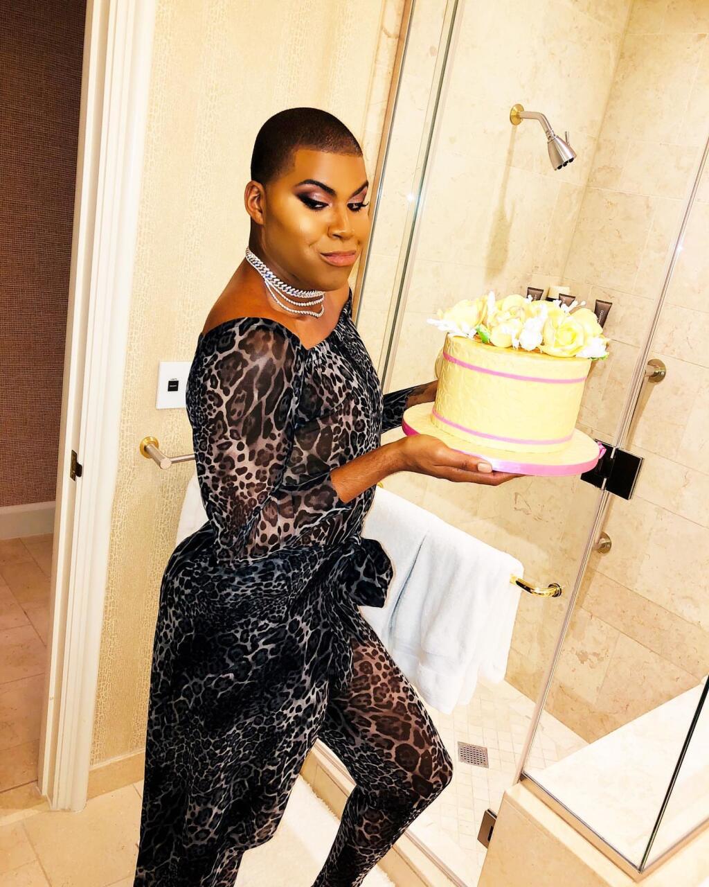 EJ Johnson sa oblieka ako žena a podporuje ho v tom celá rodina.