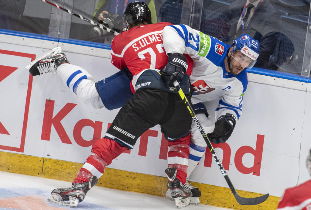 Na snímke vpravo Marek Hrivík (Slovensko) a vľavo Stefan Ulmer (Rakúsko) počas zápasu D-skupiny olympijskej kvalifikácie na ZOH v Pekingu Rakúsko - Slovensko 26. augusta 2021 v Bratislave. FOTO TASR - Martin Baumann