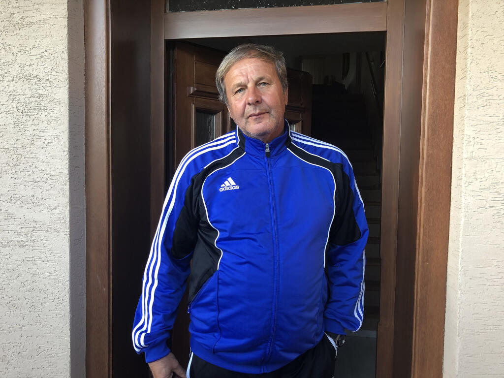 Celé Slovensko pred pár dňami šokovala správa o konci trénera Jána Kozáka pri našej futbalovej reprezentácii. Kozák abdikoval po prehre v zápase Ligy národov s Českom. Najskôr po zápase skritizoval niektorých hráčov, potom rezignoval. Šport24.sk ako prvý prináša EXKLUZÍVNE vyjadrenie Jána Kozáka o svojom konci. Pozrite si celý príbeh jeho konca s reakciami ostatných hráčov, prezidenta SFZ a najmä s exkluzívnym vyjadrením Kozáka v GALÉRII.