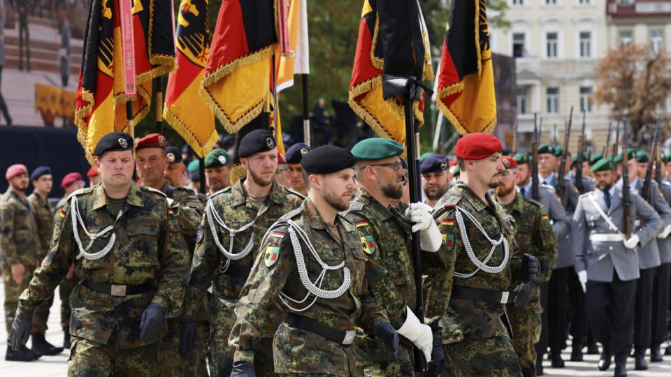 AG21 Vilnius - Na snímke nemeckí vojaci pochodujú počas slávnostnej inaugurácie nemeckej brigády pre východné krídlo NATO vo Vilniuse vo štvrtok 22. mája 2025. FOTO TASR/AP
German soldiers march at the formal inauguration of a German brigade for NATO's eastern flank in the center of Vilnius, Lithuania, Thursday, May 22, 2025. (AP Photo/Mindaugas Kulbis)