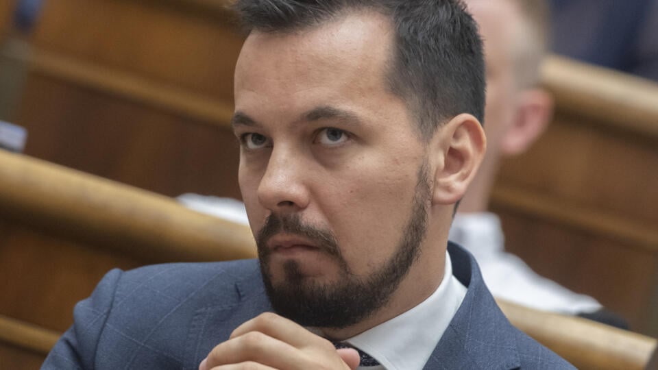 Na snímke poslanec parlamentu SR Juraj Šeliga
(Za ľudí) počas 66. schôdze NRSR 22. júna 2022 v Bratislave. Národná rada (NR) SR v stredu prelomila veto prezidentky SR Zuzany Čaputovej v prípade zákona o financovaní voľného času dieťaťa. Zákon schválilo plénum v pôvodnom znení a odmietlo pripomienky hlavy štátu. FOTO TASR - Martin Baumann