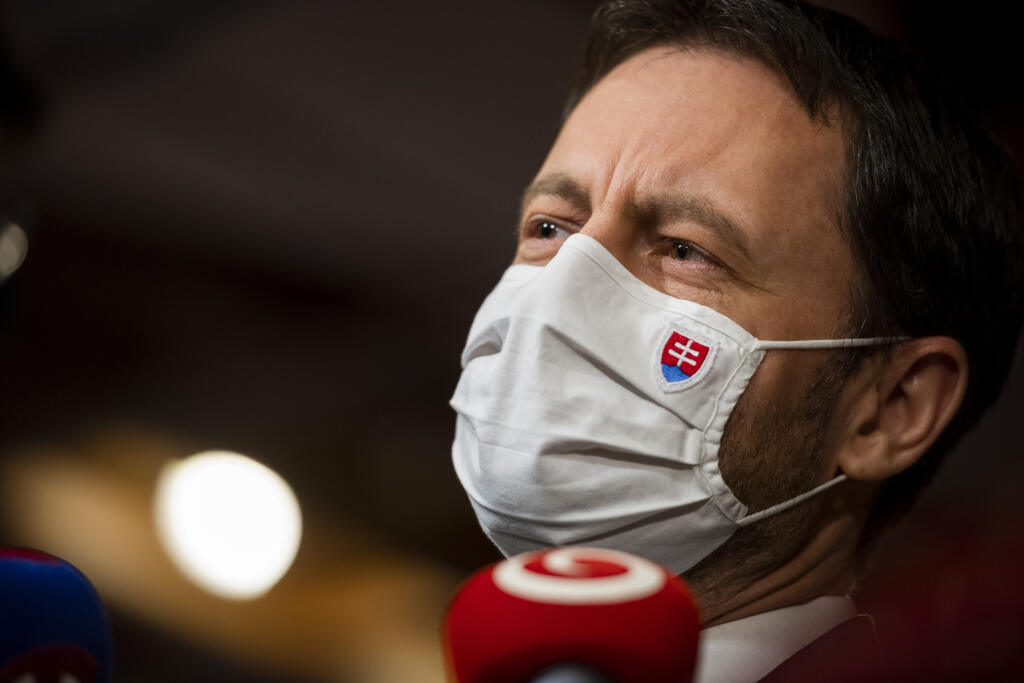 Na snímke minister financií SR Eduard Heger (OĽaNO) sa rozpráva s novinármi počas 23. schôdze Národnej rady SR v Bratislave 26. januára 2021. FOTO TASR - Jaroslav Novák