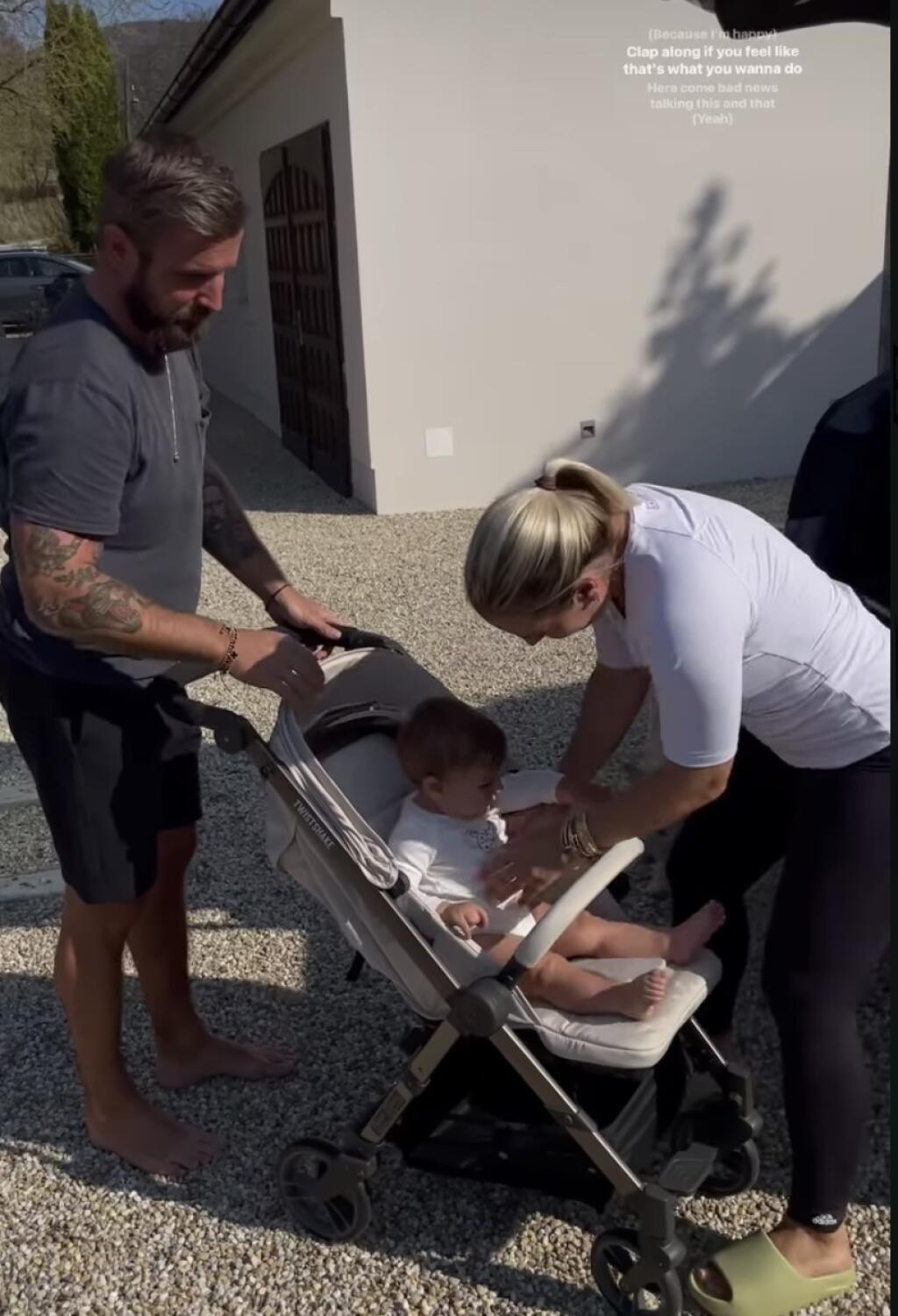 Na Cibulkovú zrejme neplatí porekadlo, do tretice všetko dobré. Na Instagrame sa pred niekoľkými dňami pochválila ďalším kočíkom, v poradí už štvrtým, ktorý zadovážila pre svojho synčeka.