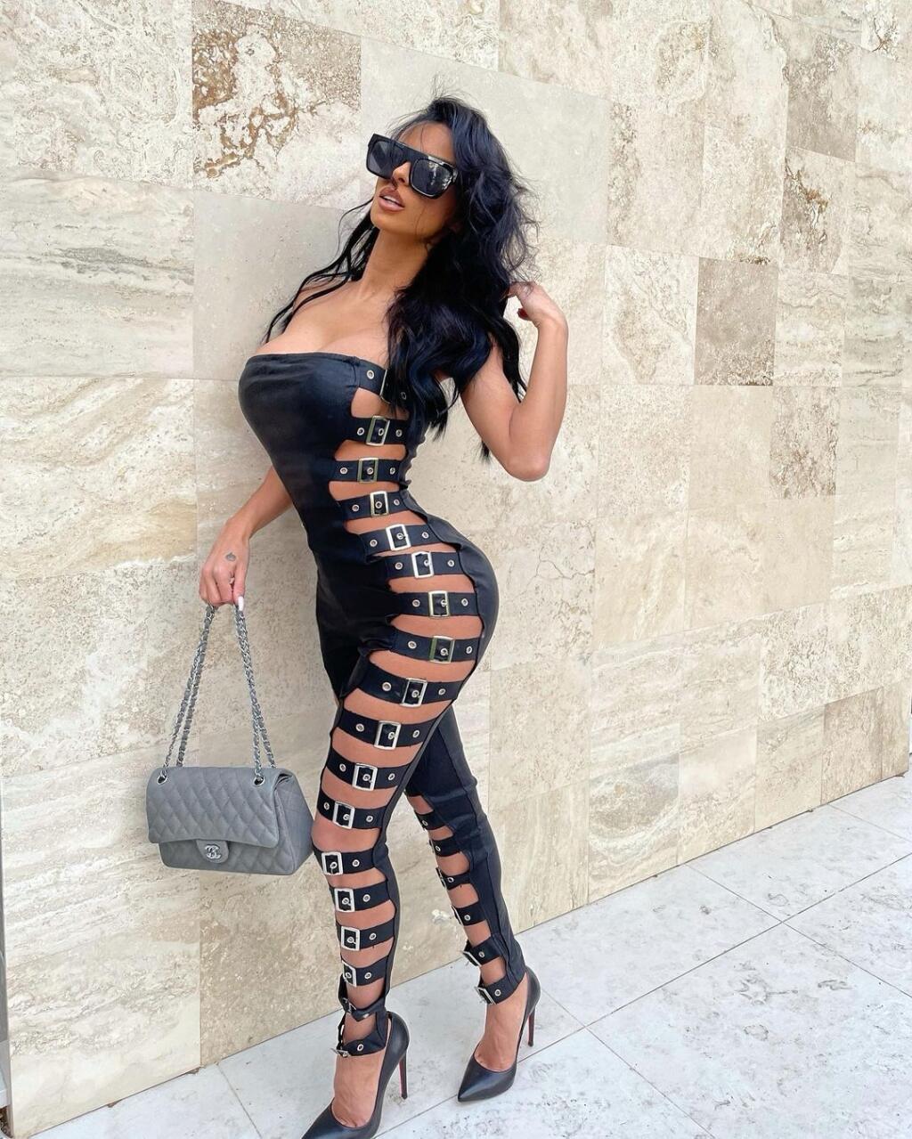 Sexi Angiela Šimačová sa rada chváli svojimi prsiami aj guľatým zadočkom.