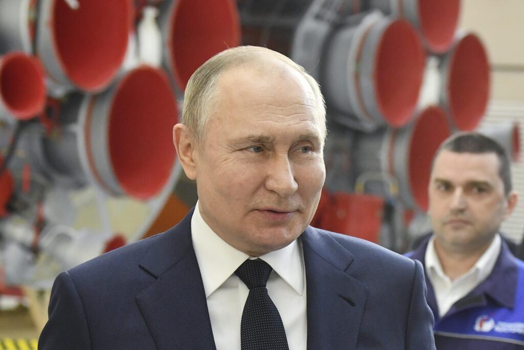 JB 6 Tsiolkovskyj - Ruský prezident Vladimir Putin hovorí so zamestnancami vesmírnej agentúry Roscosmos počas jeho návštevy kozmodrómu Vostočnyj, nachádzajúceho sa v Amurskej oblasti na ruskom Ďalekom východe pri hraniciach s Čínou, v regióne Tsiolkovskyj 12. apríla 2022. Ide o prvú Putinovu cestu mimo Moskvy od začiatku ruskej invázie na Ukrajinu. Rusko si dnes pripomína 61. výročie Gagarinovej pionierskej misie do vesmíru 12. apríla 1961. Preto sa tento deň v Rusku oslavuje aj ako Deň kozmonau