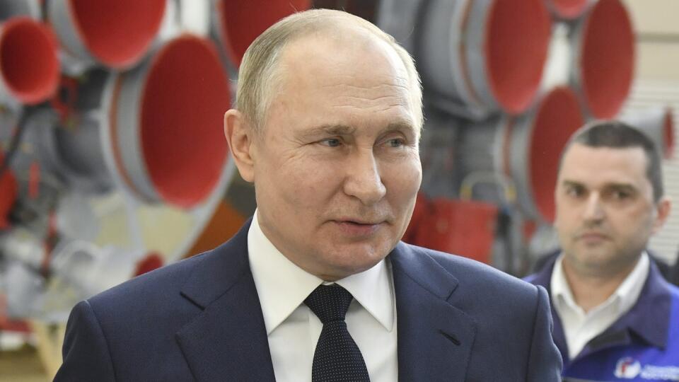 JB 6 Tsiolkovskyj - Ruský prezident Vladimir Putin hovorí so zamestnancami vesmírnej agentúry Roscosmos počas jeho návštevy kozmodrómu Vostočnyj, nachádzajúceho sa v Amurskej oblasti na ruskom Ďalekom východe pri hraniciach s Čínou, v regióne Tsiolkovskyj 12. apríla 2022. Ide o prvú Putinovu cestu mimo Moskvy od začiatku ruskej invázie na Ukrajinu. Rusko si dnes pripomína 61. výročie Gagarinovej pionierskej misie do vesmíru 12. apríla 1961. Preto sa tento deň v Rusku oslavuje aj ako Deň kozmonau