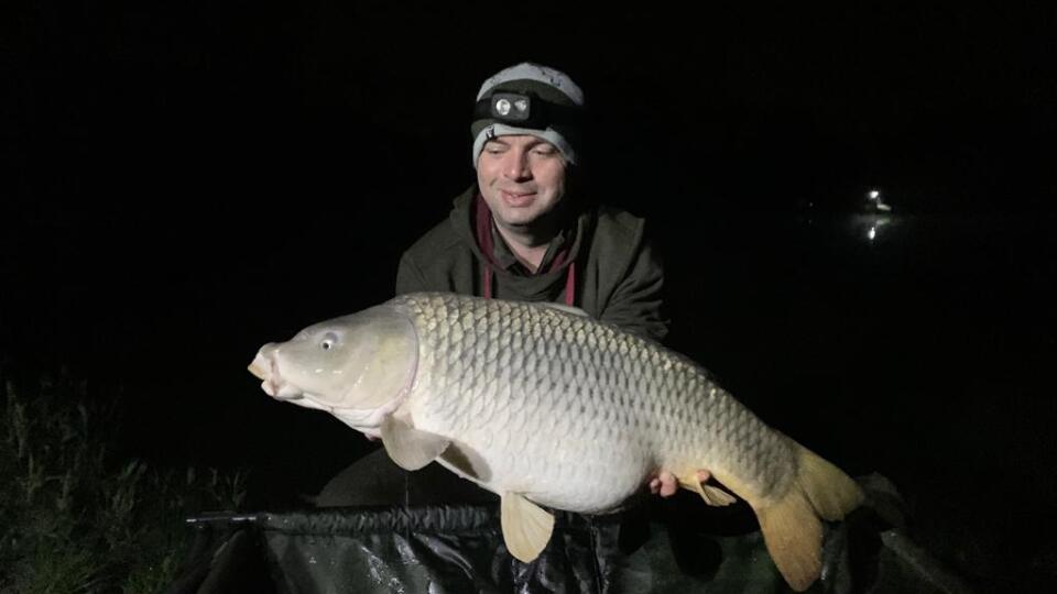 Marcel tohto veľkého kapra ulovil s veľmi tenkým fluorokarbonom, ktorý mal nosnosťou len tri kilogramy, a s háčikom veľkosti č.10. Ako nástrahu použil 12-milimetrové pop-up.