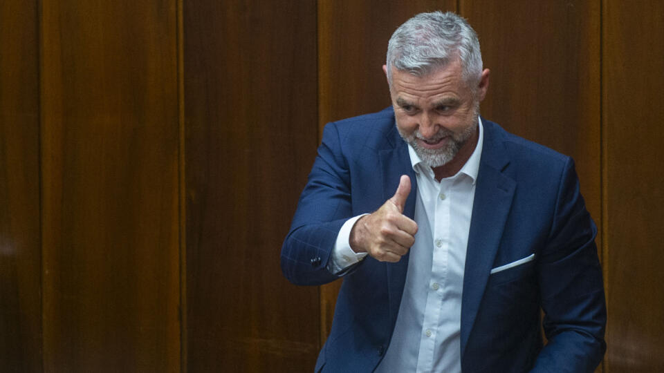 Na snímke poslanec NR SR Tibor Gašpar (SMER-SD) sa raduje po jeho zvolení za nového podpredsedu NR SR počas rokovania 15. schôdze Národnej rady SR 27. júna 2024 v Bratislave. Novým podpredsedom Národnej rady (NR) SR bude poslanec Tibor Gašpar (Smer-SD). Poslanci ho zvolili vo štvrtkovom hlasovaní. Post sa uvoľnil po odchode poslanca Ľuboša Blahu (Smer-SD), ktorý sa funkcie vzdal po zvolení do Európskeho parlamentu.
