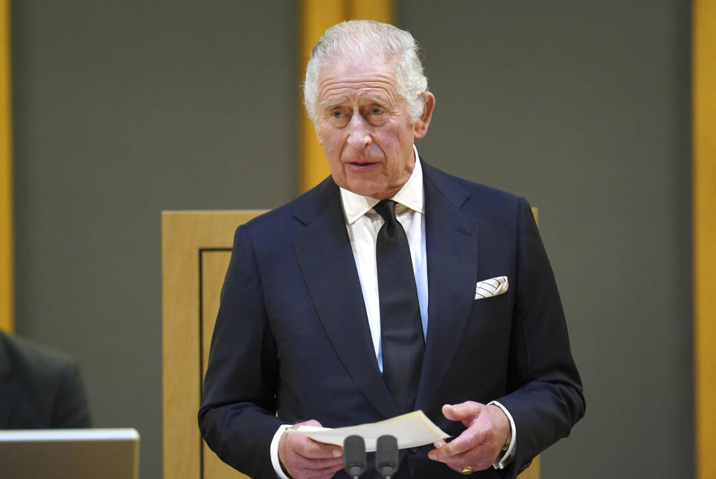 JB 42 Cardiff - Britský kráľ Karol III. rozpráva počas jeho prejavu v parlamente v Cardiffe vo Walese 16. septembra 2022. Rakva zosnulej britskej kráľovnej Alžbety II. je od stredy na štyri dni vystavená so štátnymi poctami vo Westminster Hall, najstaršej časti Westminsterského paláca. Pohreb sa uskutoční 19. septembra. Kráľovná Alžbeta II. zomrela vo štvrtok 8. seprembra popoludní vo svojom škótskom sídle Balmoral. Bola najdlhšie vládnucim monarchom v dejinách Británie – na tróne bola 70 rokov.