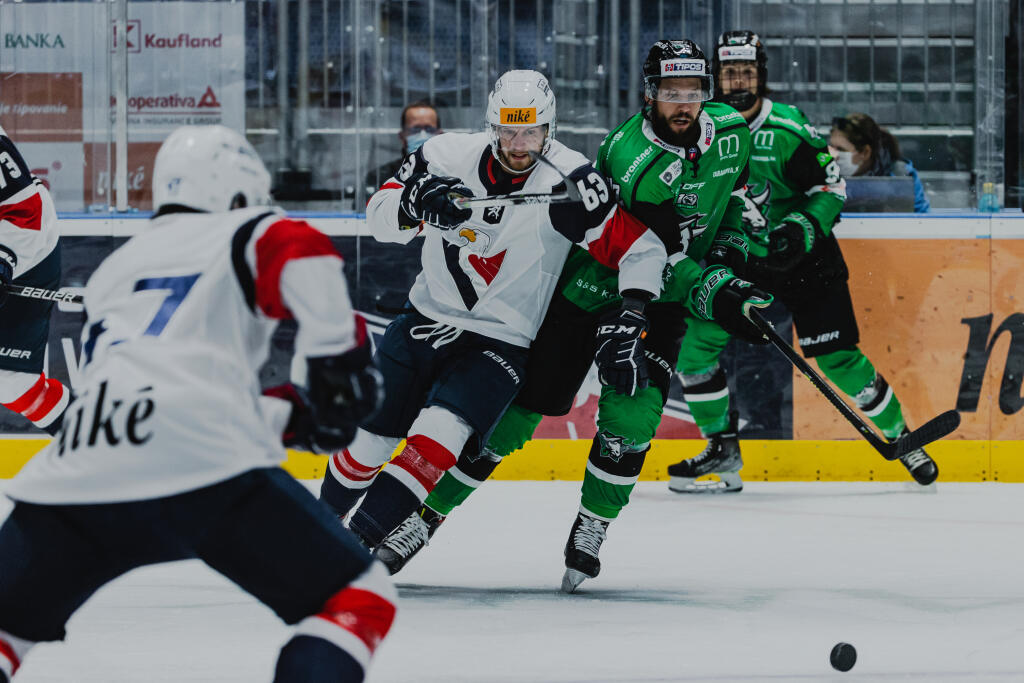 Na snímke Miroslav Preisinger (Slovan) a Chirs Langkow (Nové Zámky) počas zápasu 11.kola základnej časti hokejovej Tipos Extraligy medzi HC Slovan Bratislava a HC Nové Zámky.