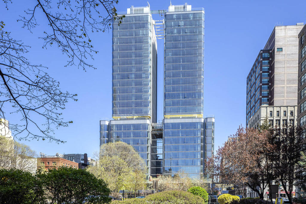 Novak Djokovič má v New Yorku dva strešné byty v budove 565 Broome v štvrti Soho, ktorú navrhol známy architekt Renzo Piano.
