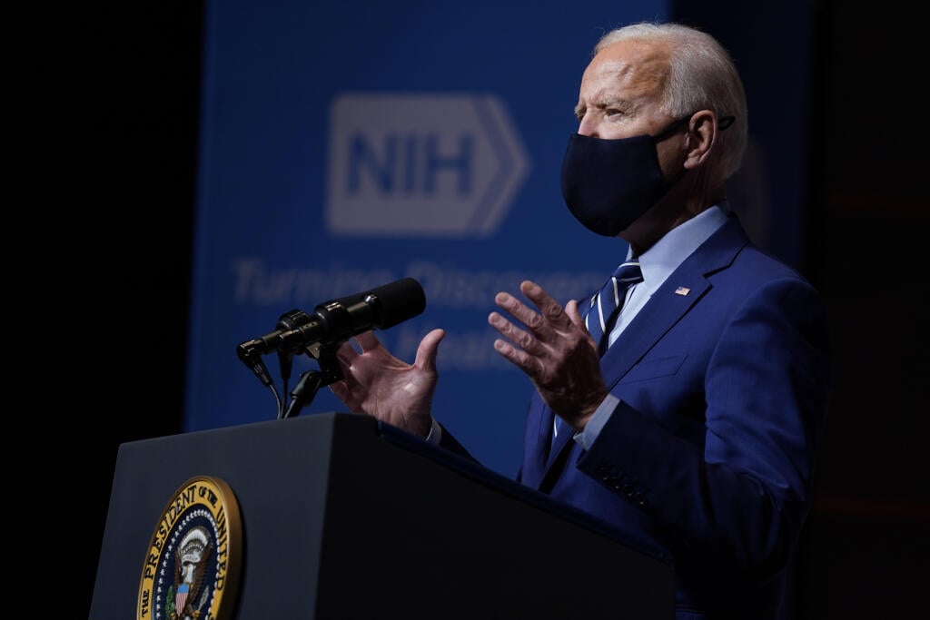 EBE 13 Bethesda - Na snímke americký prezident Joe Biden počas brífingu v rámci návštevy laboratória vírusovej patogenézy v Národnom inštitúte zdravia (NIH) vo štvrtok 11. februára 2021 v americkom meste Bethesda v noci na 12. februára 2021. Joe Biden vo štvrtok oznámil, že jeho vláda podpísala dohody o zakúpení ďalších 200 miliónov dávok vakcín proti ochoreniu COVID-19. FOTO TASR/AP 
President Joe Biden arrives to speak during a visit to the Viral Pathogenesis Laboratory at the National Institu