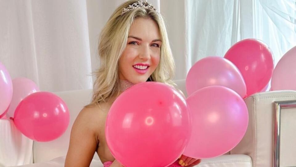 Eila sa na sociálnej sieti ukáže v bikinách či spodnej bielizni, no to je z jej strany to jemnejšie, čo ponúka. Nemá problém sa predviesť úplne nahá, čo potvrdila priamo v televízii.