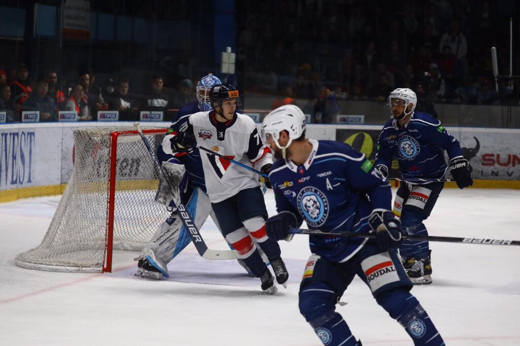 Hráči Slovana Bratislava a HK Nitry vo finále play off Tipos extraligy