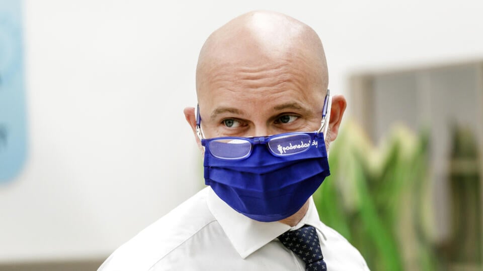 Na snímke minister školstva, vedy, výskumu a športu (MŠVVŚ) SR Branislav Gröhling (SaS) počas tlačovej konferencie v Bratislave v pondelok 22. marca 2021, na ktorej oznámil, že maturitné skúšky sa v klasickej podobe neuskutočnia ani tento rok. Hodnotenie na maturitnom vysvedčení vznikne spriemerovaním koncoročných známok zo všetkých ročníkov a polročných známok z posledných dvoch ročníkov z predmetu alebo skupiny predmetov, podobne ako to bolo vlani. Dôvodom zrušenia