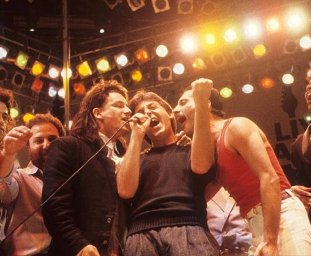 Spevák Queen Freddie Mercury a spevák U2 Bono, vľavo, a spevák The Beatles Paul McCartney, v strede.
