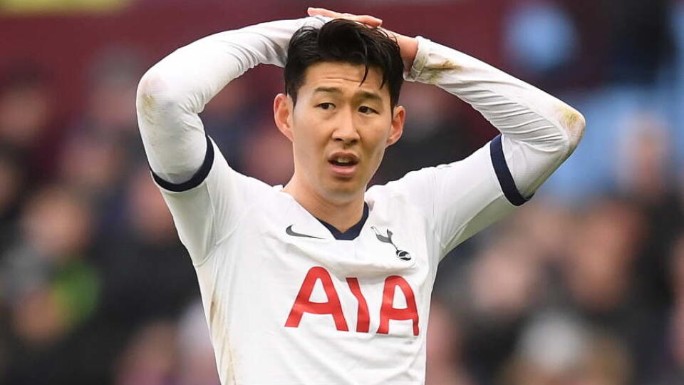 Juhokórejský futbalový útočník Son Heung-Min si zlomil pravú ruku a Tottenhamu Hotspur bude chýbať niekoľko týždňov.