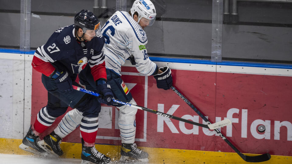 Na snímke zľava Tomáš Matoušek (Slovan) a Reid Duke (Nitra) počas zápasu 28. kola Tipos extraligy HC Slovan Bratislava - HK Nitra v Bratislave 10. januára 2023. FOTO TASR - Jaroslav Novák