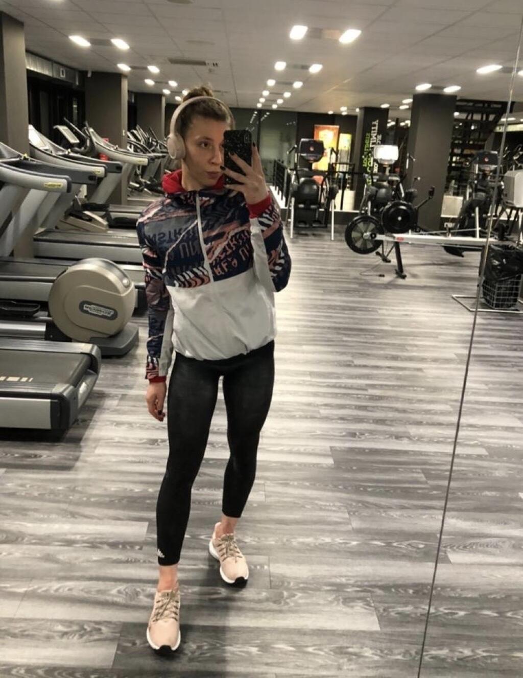Gymnastka si niekedy stíha aj zabehať na bežiacom páse.