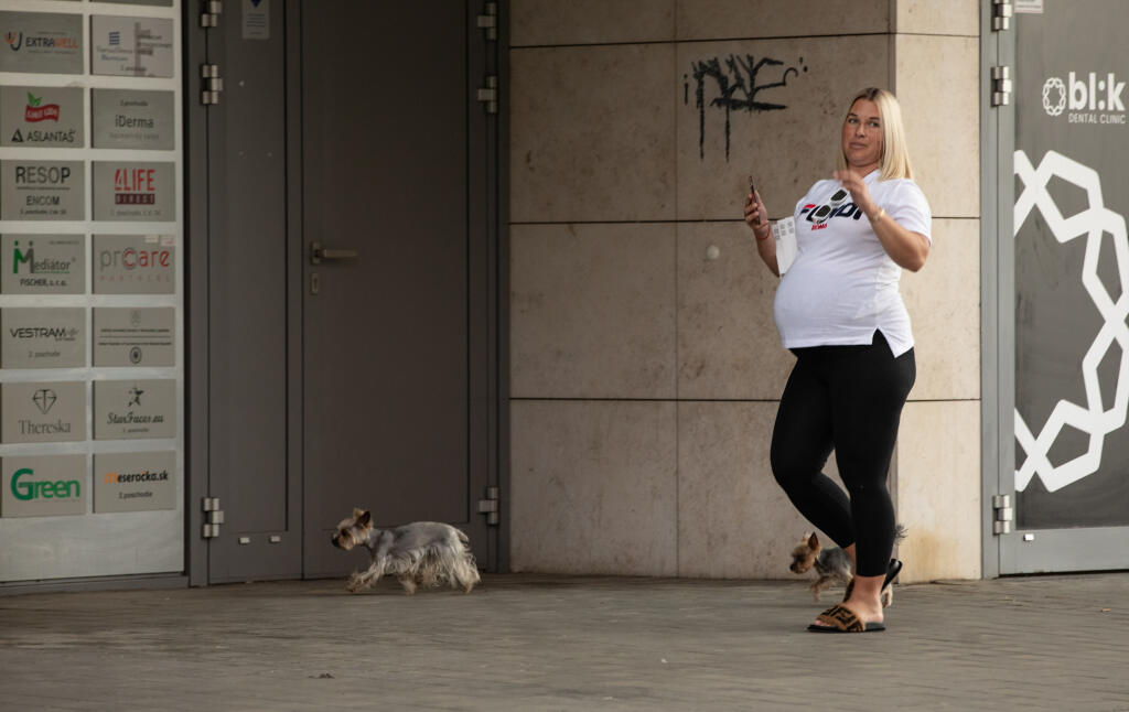 Na snímke je Dominika Cibulková s manželom Michalom Navarom na prechádzke mestom v Bratislave.