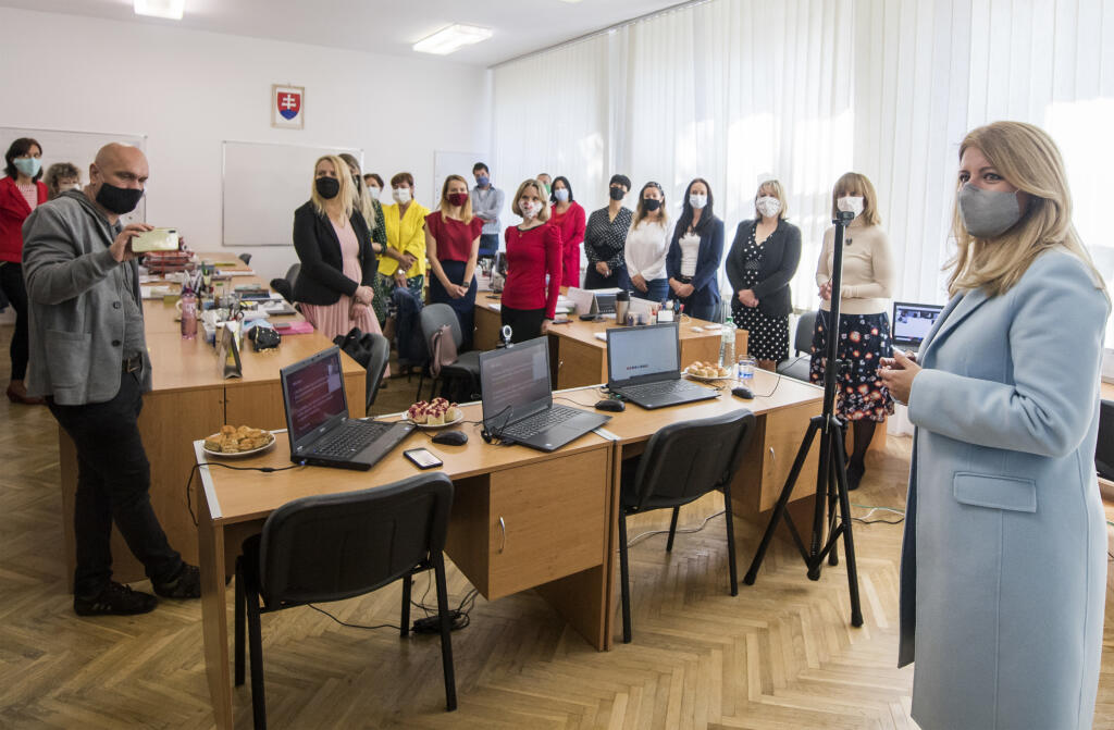 V pondelok 1. júna 2020 sa opätovne otvorili brány materských a základných škôl. Do základných škôl sa vrátili žiaci, ktorí navštevujú prvý až piaty ročník. Školy a škôlky boli od marca zatvorené, dôvodom boli opatrenia, ktoré mali zabrániť šíreniu nového koronavírusu. Na snímke prezidentka Zuzana Čaputová sa rozpráva s učiteľmi a učiteľkami počas navštevy Základnej školy v obci Lozorno, okres Malacky v pondelok 1. júna 2020. Pri príležitosti Medzinárodného dňa detí sa prezidentka SR stretla so