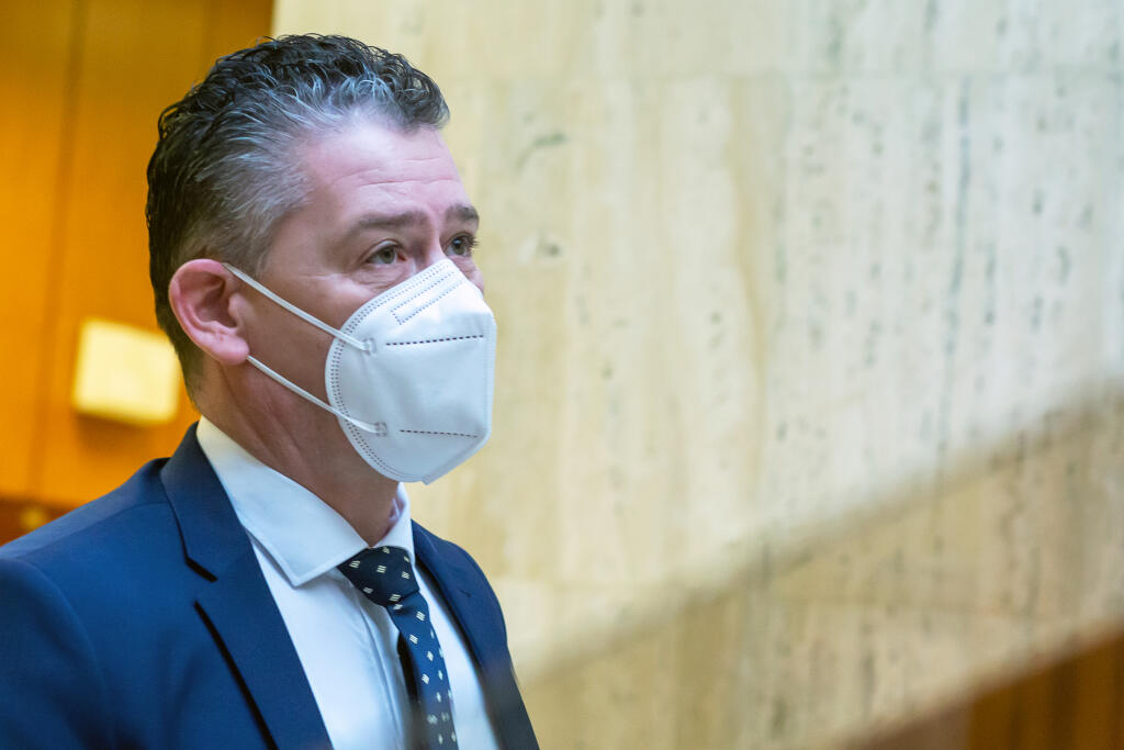 Na snímke je príchod ministrov na úrad vlády počas vládnej krizy. 