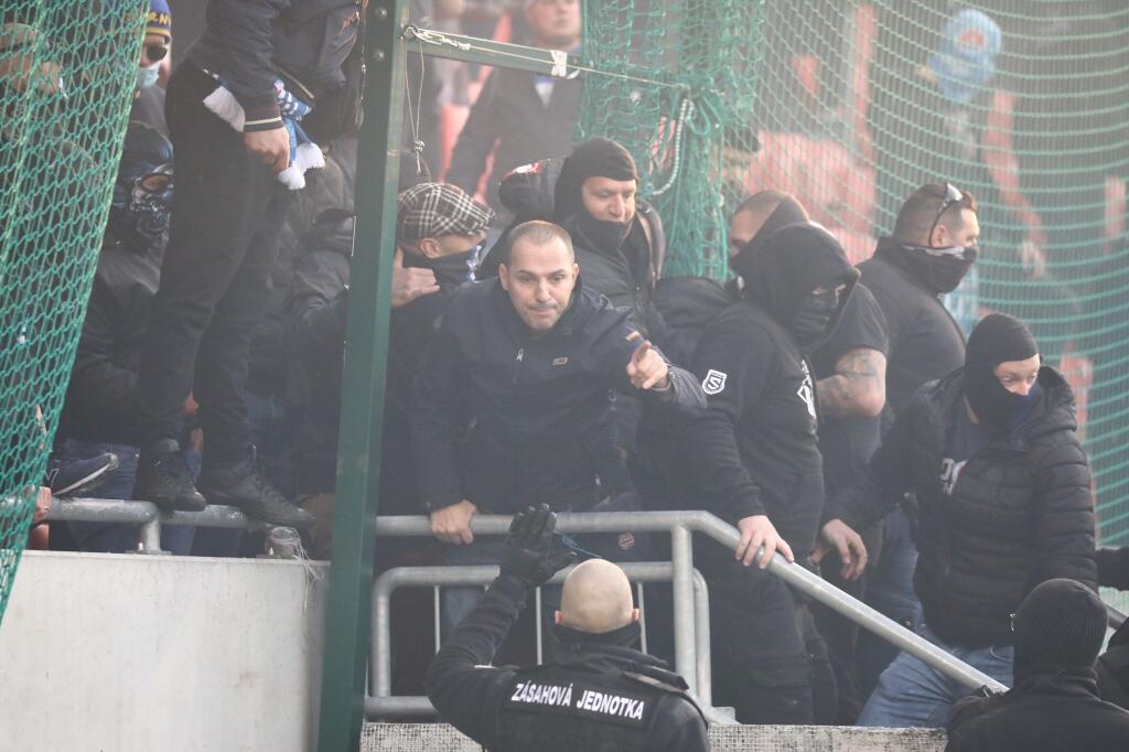 Desiatky fanúšikov Slovana skončila po zápasu polície s rozbitými hlavavami a tržnými ranami.