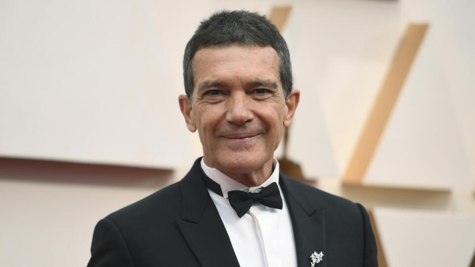 Španielsky herec Antonio Banderas oznámil, že sa úplne vyliečil z ochorenia COVID-19.