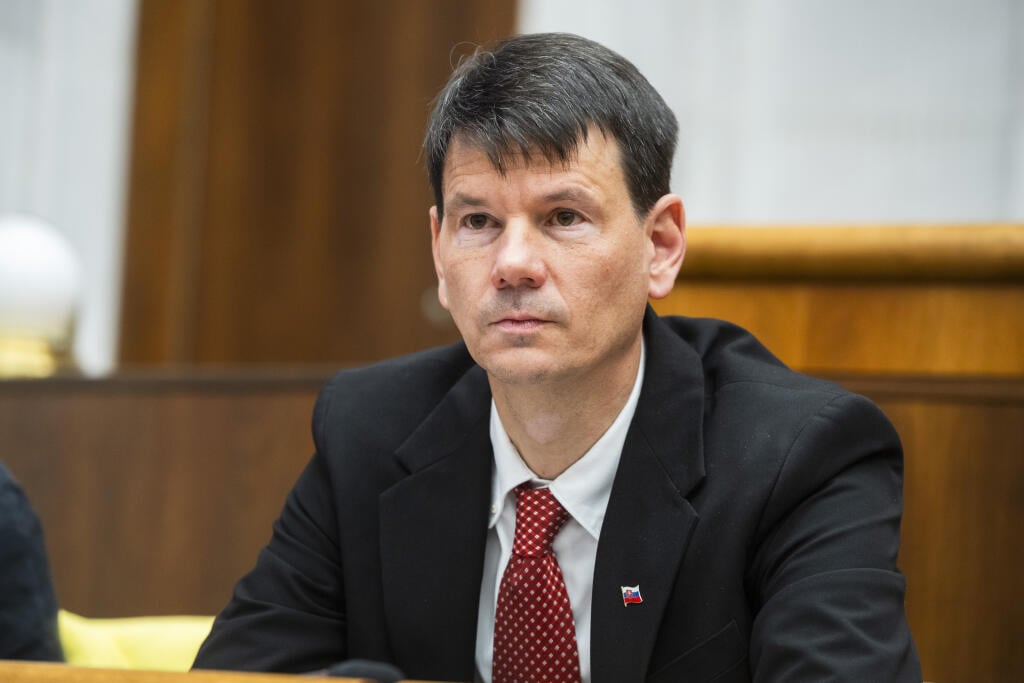 Na snímke minister zdravotníctva SR Michal Palkovič počas hlasovania o vyslovení dôvery vláde SR na 94. schôdzi NRSR v Bratislave 15. júna 2023. Vláda Ľudovíta Ódora nezískala dôveru parlamentu. Poslanci Národnej rady (NR) SR vo štvrtok odmietli jej programové vyhlásenie. FOTO TASR - Jaroslav Novák