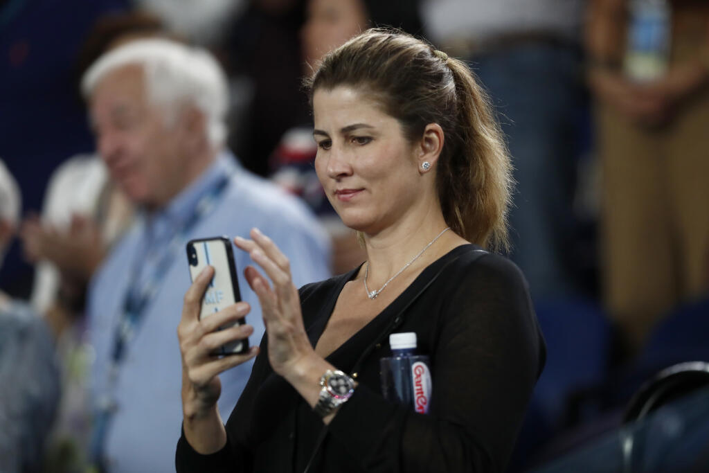 Mirka počas 2. kola zaujala fanúšikov nielen tým, že si aj po toľkých rokoch fotí zápas svojho manžela. Mirka mala na kryte svojho mobilu svoje iniciály, a to stále nebolo všetko.