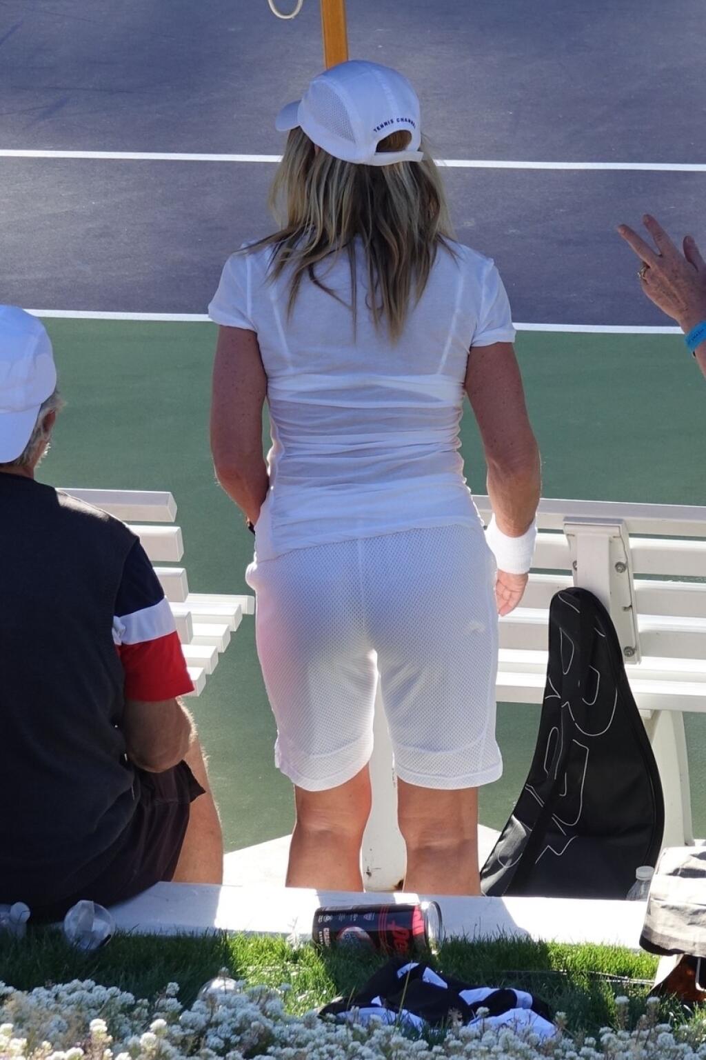 Veľkou srdcovkou bývalej gymnastky je tenis. takto si ho zahrala v roku 2018 na charitatívnej akcii.