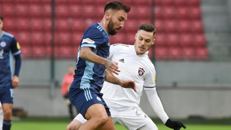 Na snímke vpravo hráč Trnavy Martin Bukata a hráč Slovana Nono počas zápasu 17. kola futbalovej Fortuna ligy medzi FC Spartak Trnava - ŠK Slovan Bratislava dňa 13. decembra 2020 v Trnave. FOTO TASR - Lukáš Grinaj