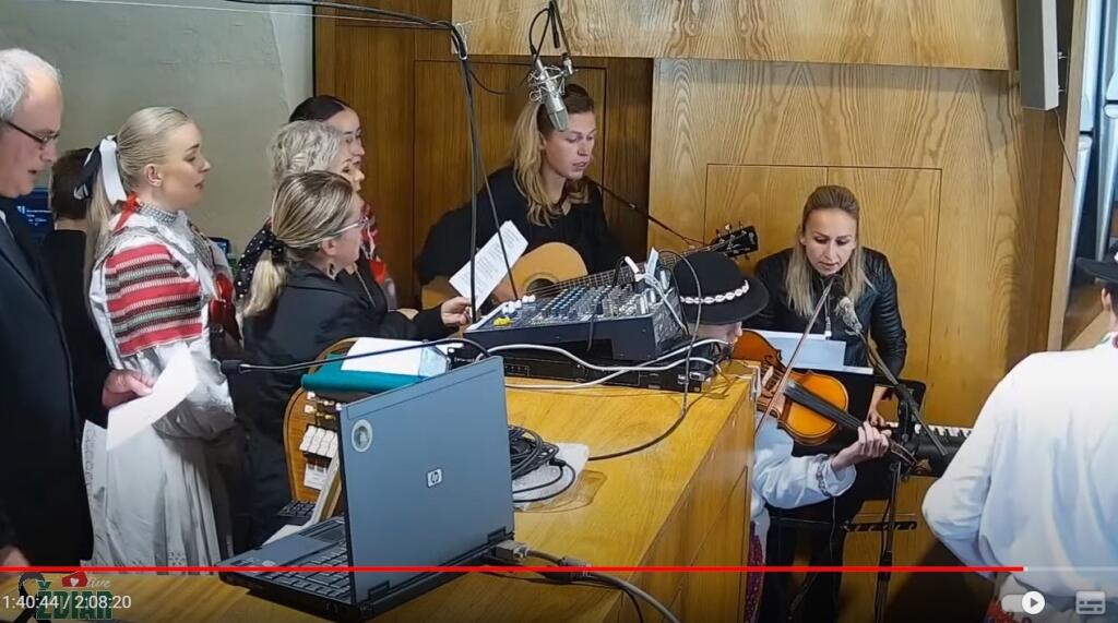 Mladí farníci venovali Marekovi svoje piesne.