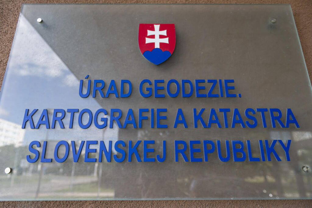 Na snímke tabuľa s nápisom na budove, v ktorej sídli Úrad geodézie, kartografie a katastra (ÚGKK) SR na Chlumeckého ulici v Bratislave 17. júla 2020. FOTO TASR - Jaroslav Novák