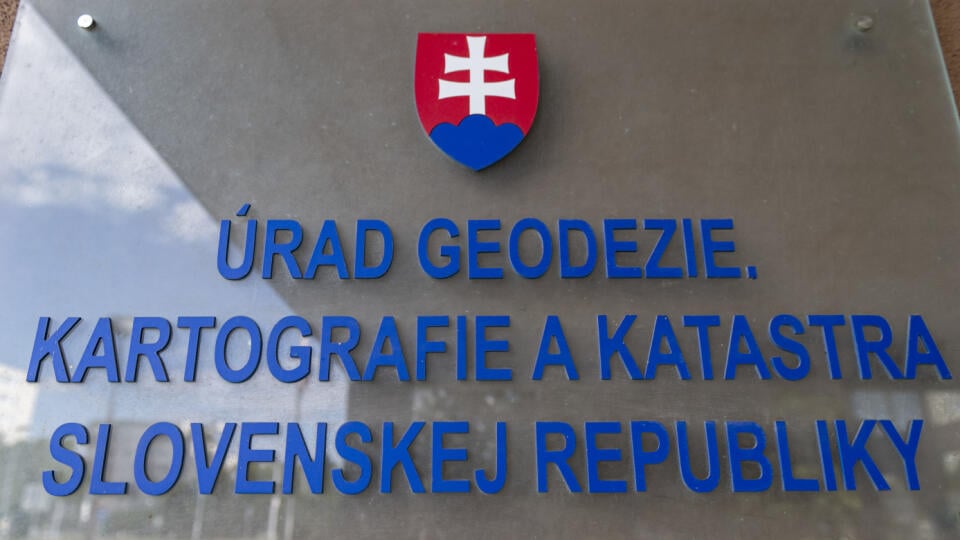 Na snímke tabuľa s nápisom na budove, v ktorej sídli Úrad geodézie, kartografie a katastra (ÚGKK) SR na Chlumeckého ulici v Bratislave 17. júla 2020. FOTO TASR - Jaroslav Novák