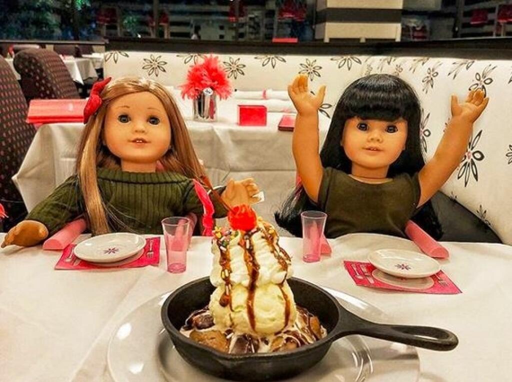 Sen všetkých dievčatiek, ktoré majú bábikovské obdobie a nikam sa bez svojej malej plastovej kamarátky nepohnú, má názov American Girl Cafe. Táto kaviarnička vychádza v ústrety nielen mladým dámam, ale aj bábikám, pre ktoré má pripravené špeciálne vysoké stoličky a šálku čaju.