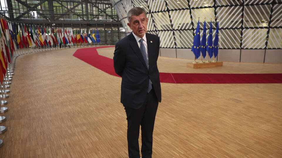 JB 26 Brusel - Český premiér Andrej Babiš stojí na značení fyzického odstupu počas príchodu na dvojdňový summit EÚ v sídle Európskej rady v Bruseli 17. júla 2020. Hlavnou témou samitu budú rokovania o pláne obnovy v reakcii na krízu spôsobenú pandémiou ochorenia COVID-19 a o novom dlhodobom rozpočte EÚ. FOTO TASR/AP
Czech Republic's Prime Minister Andrej Babis stands on a physical distancing marker as he makes a statement on arrival for an EU summit at the European Council building in Brussel