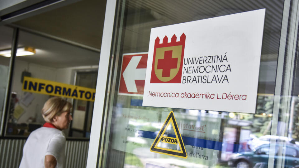 V Univerzitnej nemocnici Bratislava (UNB) podalo výpoveď 500 z 1490 lekárov.
