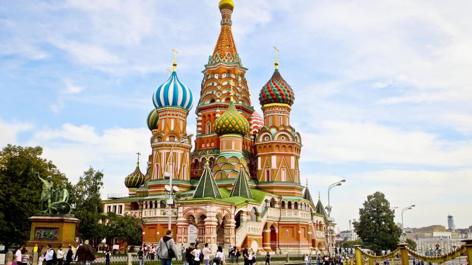 Na snimke Chram Vasilija Blazeneho, povodnym nazvom Pokrovsky chram, ktory je vyznamnym pamatnikom ruskej architektury. Nachadza sa na juhovychodnej strane Cerveneho namestia v Moskve. Jeho architektura symbolizuje spojenie Ruska s Europou a Aziou. Bol postaveny v rokoch 1555-1560 na prikaz cara Ivana Hrozneho ako pripomienka vitazstva nad kazanskym chanom.