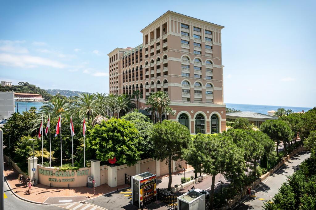Na snímke je luxusný hotel Monte-Carlo Bay, ktorý sa nachádza vedľa apartmánového domu, kde býva hviezda formuly jeden Lewis Hamilton.
