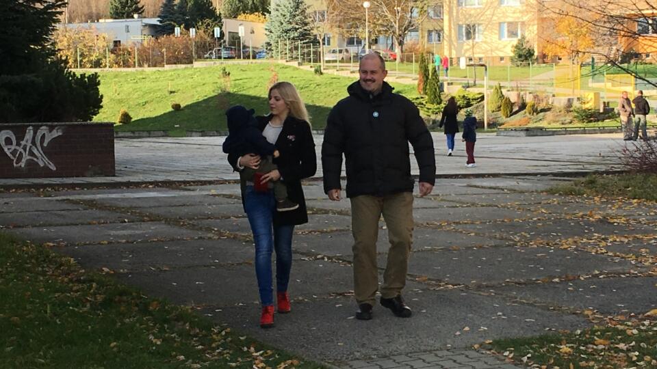 O druhej popoludní odvolil aj Marián Kotleba s manželkou Frederikou a 1,5 ročným synom.