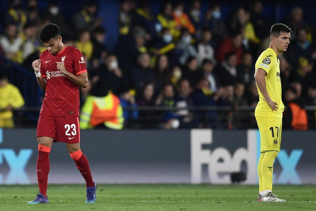 Hráč Liverpoolu Luis Diaz (vľavo) oslavuje po tom, ako strelil druhý gól počas odvetného zápasu semifinále Ligy majstrov FC Villarreal - FC Liverpool vo Villarreale 3. mája 2022.
