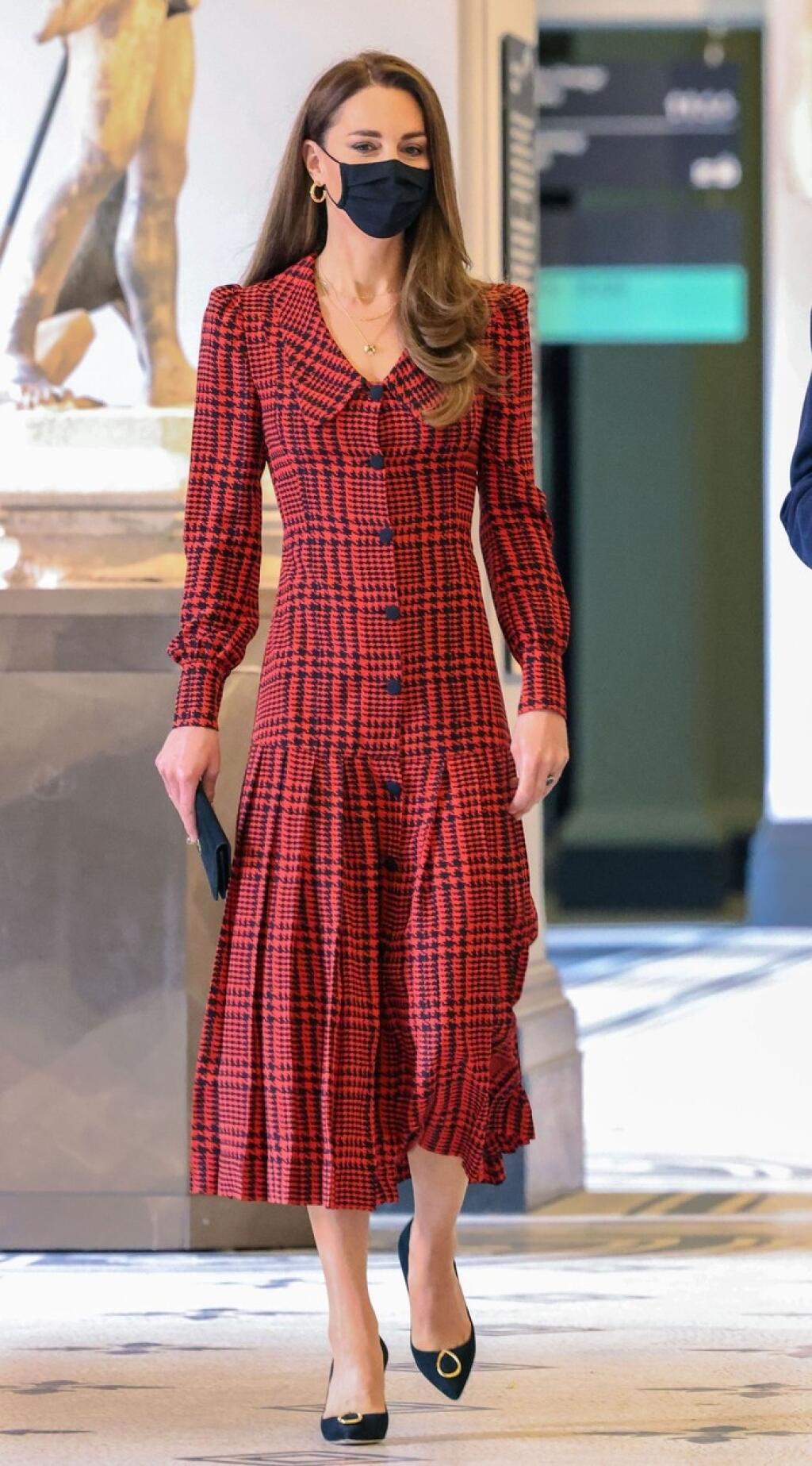 Kate mala oblečené červené šaty od módnej návrhárky Alessandry Rich v hodnote 1 800 eur.