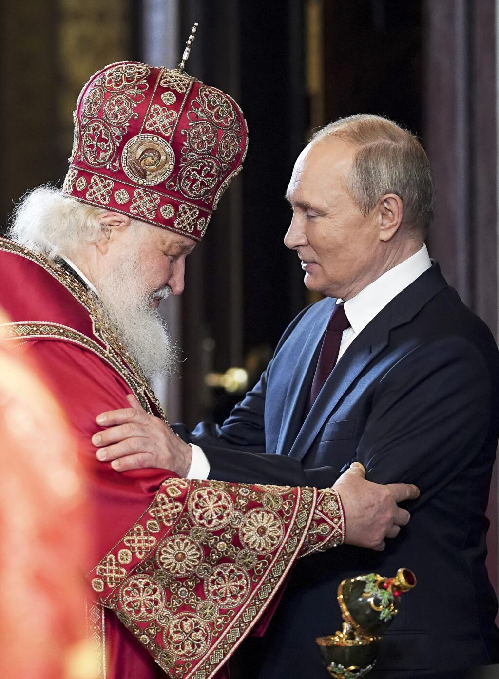 EBE 16 Moskva - Na snímke vpravo ruský prezident Vladimir Putin a patriarcha Kirill, najvyšší predstaviteľ ruskej pravoslávnej cirkvi po polnočnej veľkonočnej bohoslužbe v pravoslávnom Chráme Krista Spasiteľa v Moskve v noci na neddeľu 24. apríla 2022. FOTO TASR/AP


Russian President Vladimir Putin attends the Orthodox Easter service in the Christ the Savior Cathedral in Moscow, Russia, Sunday, April 24, 2022. Eastern Orthodox churches observe the ancient Julian calendar, and this year celebrat
