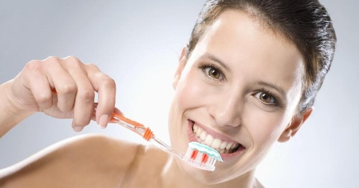 Перед отбеливанием. Человек чистит зубы. Здоровая улыбка. Гиперчувствительность зубов картинка.