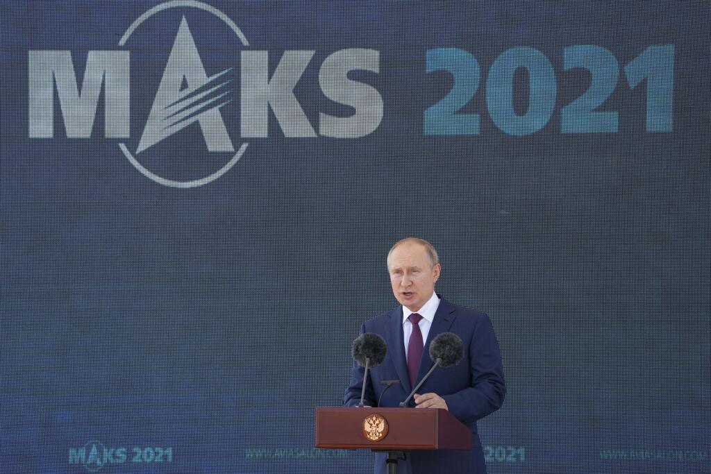 Ruský prezident Vladimir Putin počas prejavu pri príležitosti otvorenia leteckej prehliadky MAKS 2021 v meste Žukovskij v utorok 20. júla 2021. Ruský štátny zbrojný konglomerát Rostech na úvod predstaví novú stíhačku Suchoj.