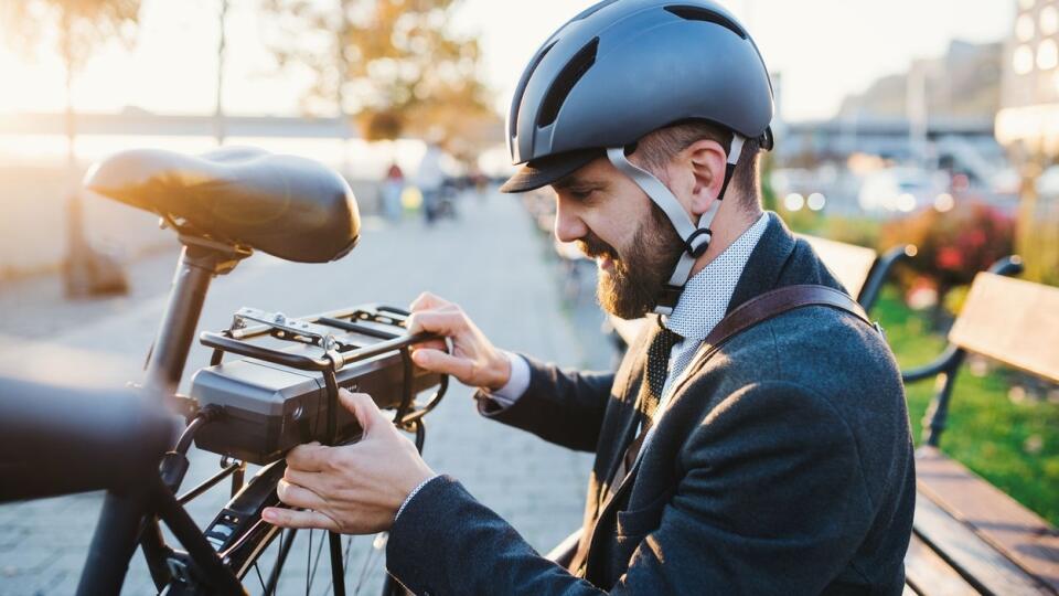 Elektrobicykel môže byť dobrým pomocníkom, no jazdiť na ňom treba obzvlášť opatrne.(Ilustračné foto!